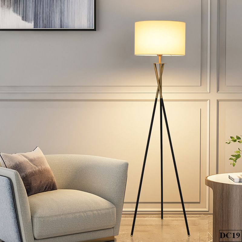 Đèn cây phòng khách 3 chân Takai DC19