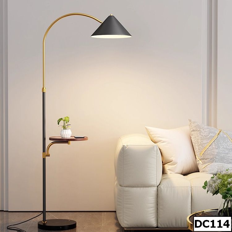 Đèn cây thân cong có kệ để đồ đọc sách sofa Kira Glow DC114